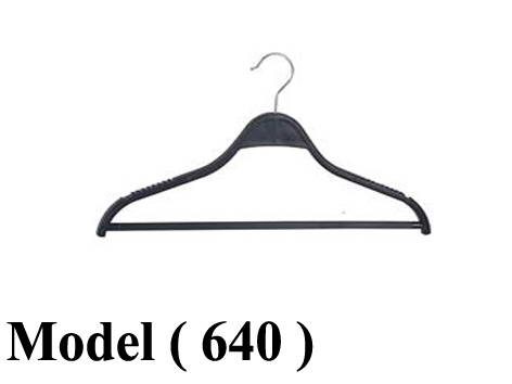 شماعات (NO) E (مو 640) <> شماعة بدلة بالبار بلاستيك اسود 26 سم